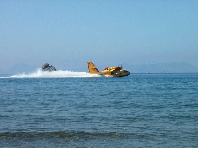 Canadair.JPG - Canad air che prende l'acqua di fronte casa mia